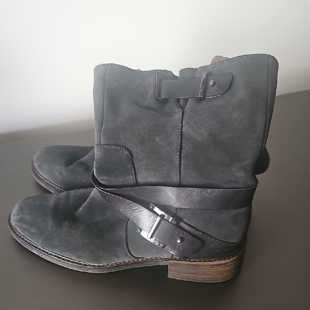 EUC Suede Dark Gray Ankle Boots Sz 39.5 LOUISE ET CIE Valencia Moto